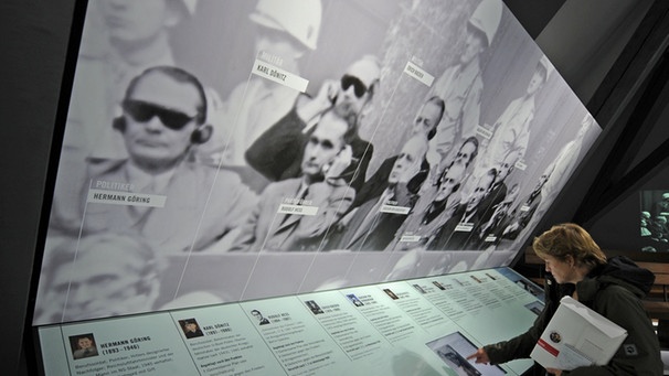 Eine Besucherin steht im "Memorium Nürnberger Prozesse" in Nürnberg | Bild: picture-alliance/dpa