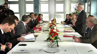 Der Stiftungsrat der Bayreuther Festspiele am 29.3.2001 im Bayreuther Rathaus | Bild: picture-alliance/dpa