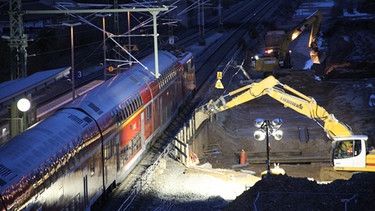 Bauarbeiten bei Nacht: Die ICE-Trasse zwischen Nürnberg und Berlin wird bei laufendem Zugverkehr gebaut. | Bild: DB AG / Hannes Frank