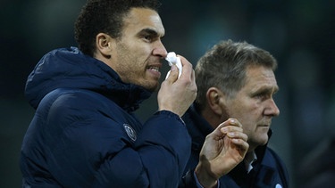 Fußballtrainer Valerien Ismael (links), damals beim VfL Wolfsburg, putzt sich die Nase | Bild: picture-alliance/dpa