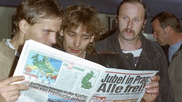 DDR-Flüchtlinge lesen die Bild-Zeitung | Bild: picture-alliance/dpa