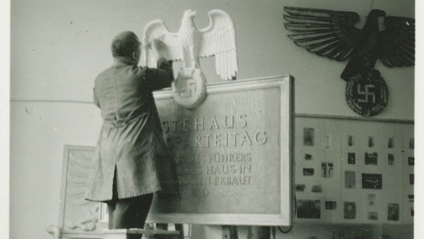 Josef Pöhlmann arbeitet am Schild für das "Gästehaus Reichsparteitag", Blick ins Atelier, um 1936 | Bild: Grafische Sammlung der Museen der Stadt Nürnberg