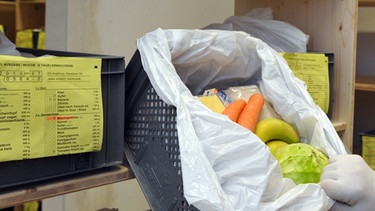 In einer Essensausgabestelle für Asylbewerber werden Essenspakete kontrolliert | Bild: picture-alliance/dpa