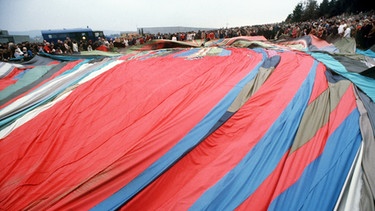 Der Ballon, den die Flüchtlinge der Stadt Naila (Kreis Kronach) vermacht haben, sollte am 25. Oktober 1979 erstmals vor Publikum aufgeblasen werden. | Bild: picture-alliance/dpa