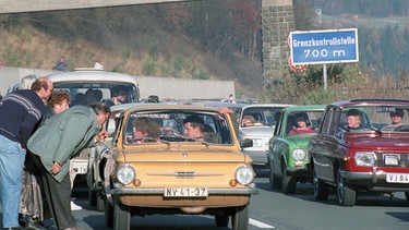 Eine Kolonne DDR-Autos 1989 am Grenzübergang Rudolphstein. | Bild: picture alliance / Frank Leonhardt