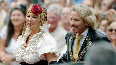 Thomas Gottschalk und seine Frau Thea 2007 vor dem Festspielhaus in Bayreuth bei den Bayreuther Festspielen | Bild: picture-alliance/dpa