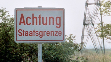 Ein Wachturm und ein Schild "Achtung Staatsgrenze" markiert die Grenze ziwschen Österreich und Ungarn 1989 | Bild: picture-alliance/dpa