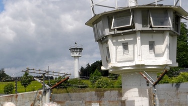 Stacheldraht und ein Grenzturm am einstigen "Todesstreifen" in Mödlareuth an der Grenze zwischen Thüringen und Bayern | Bild: picture-alliance/dpa