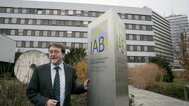 Joachim Möller, Direktor des Instituts für Arbeitsmarkt- und Berufsforschung (IAB), vor seiner Einrichtung. | Bild: picture-alliance/dpa