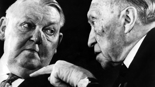 Bundeswirtschaftsminister Ludwig Erhard und Bundeskanzler Konrad Adenauer - die beiden stritten sich öfters unerbittlich.  | Bild: picture-alliance/dpa