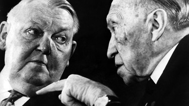 Bundeswirtschaftsminister Ludwig Erhard und Bundeskanzler Konrad Adenauer - die beiden stritten sich öfters unerbittlich.  | Bild: picture-alliance/dpa