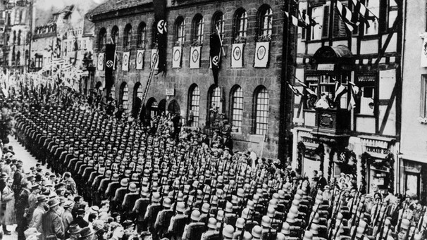 Soldaten marschieren während des Reichsparteitags 1936 durch Nürnberg | Bild: picture-alliance/dpa