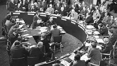 Die UN-Vollversammlung verabschiedet am 10.12.1948 im Palais de Chaillot in Paris die Allgemeine Erklärung der Menschenrechte | Bild: picture-alliance/dpa
