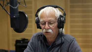 Klaus Schamberger am Mikrofon im BR-Studio Franken | Bild: BR-Studio Franken/Kilian Gebhardt
