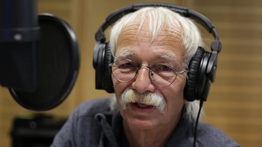 Klaus Schamberger am Mikrofon im BR-Studio Franken | Bild: BR-Studio Franken/Kilian Gebhardt