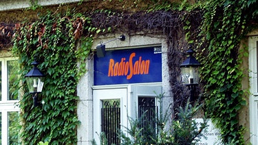 Schild zum Radiosalon im Studio Franken | Bild: BR-Studio Franken