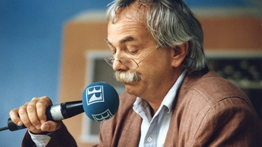 Klaus Schamberger am Mikrofon im Studio Franken. | Bild: BR-Studio-Franken