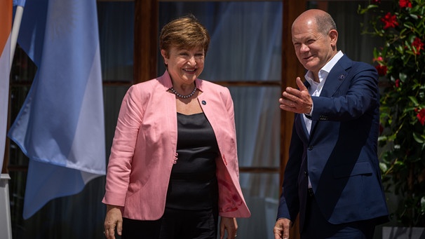 G7-Gipfel in Elmau: Kristalina Georgiewa, Geschäftsführerende Direktorin des Internationalen Währungsfonds (IWF), wird von Bundeskanzler Olaf Scholz zum G7-Gipfel begrüsst. | Bild: dpa-Bildfunk/Michael Kappeler