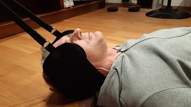 Dr. Klaus Tiedemann entspannt in der Nackenhängematte | Bild: BR/Dr. Klaus Tiedemann