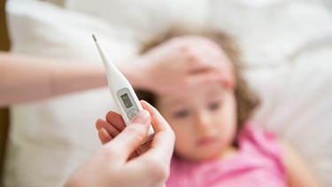Kind mit Fieberthermometer | Bild: stock.adobe.com