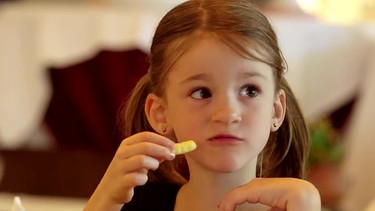 Mädchen isst Pommes: Frittiertes enthält gesättigte Fettsäuren. | Bild: Screenshot BR