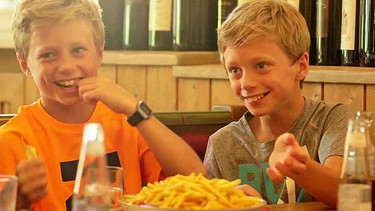 Kinder beim Essen im Restaurant: Wie gesund sind die Kindergerichte? | Bild: Screenshot BR