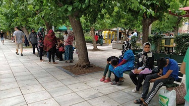 Menschen am Viktoriaplatz, dem Treffpunkt für Flüchtlinge in Athen | Bild: BR / Alkyone Karamanolis