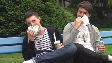 Zwei Jugendliche essen auf einer Bank | Bild: Bayerischer Rundfunk