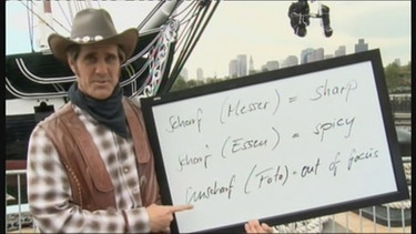 Der Cowboy mit einen Schild und den unterschiedlichen Bedeutungen von scharf | Bild: Bayerischer Rundfunk