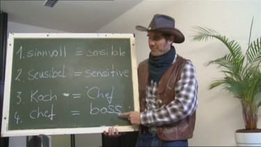 Der Cowboy mit einer Tafel und den Bedeutungen von Chef und sensibel | Bild: Bayerischer Rundfunk