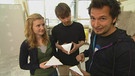 GRIPS-Team mit dreieckigen Fliesen in den Händen | Bild: Bayerischer Rundfunk