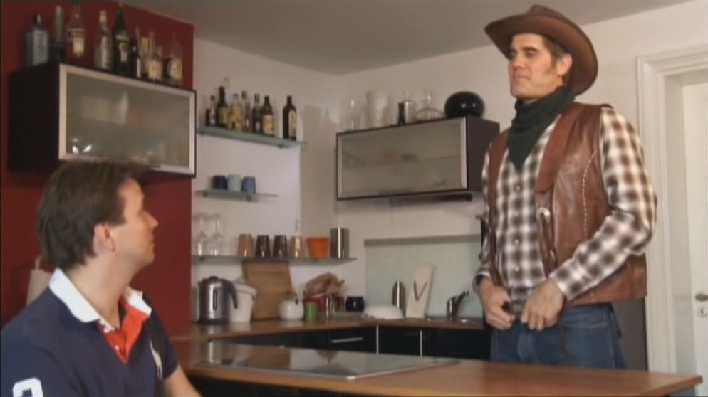 Der Cowboy steht in einer Wohnung | Bild: Bayerischer Rundfunk