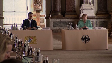 M. Söder und A. Merkel im Spiegelsaal von Herrenchiemsee | Bild: Bayerischer Rundfunk 2020