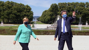 Angela Merkel und Markus Söder im Schlosspark von Herrenchiemsee | Bild: Bayerischer Rundfunk 2020