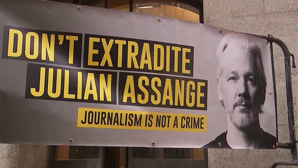 Ein Protest Banner mit Assange | Bild: Bayerischer Rundfunk 2021
