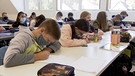 Schüler mit Maske im Klassenzimmer | Bild: Bayerischer Rundfunk 2021