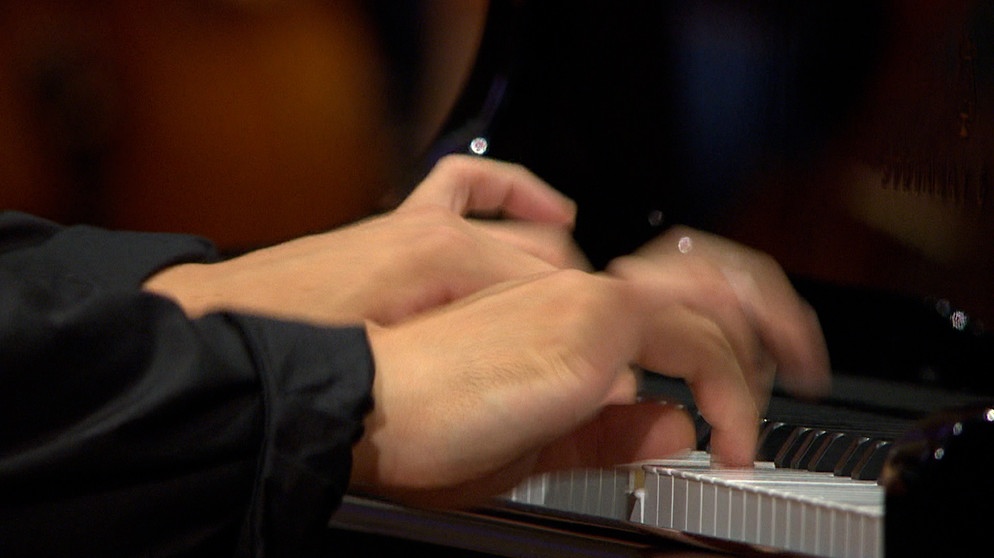 Finger auf einem Klavier | Bild: Bayerischer Rundfunk 2022