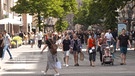 Eine Fußgängerzone | Bild: Bayerischer Rundfunk 2023
