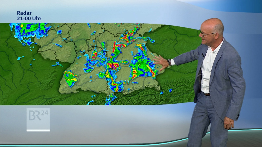 ARD-Wetterexperte Karsten Schwanke neben einem Bild eines Regenradars | Bild: Bayerischer Rundfunk 2023