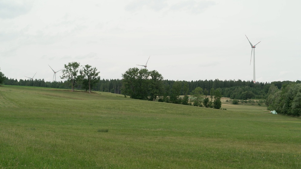 Windräder in einer hügeligen Landschaft | Bild: Bayerischer Rundfunk 2023