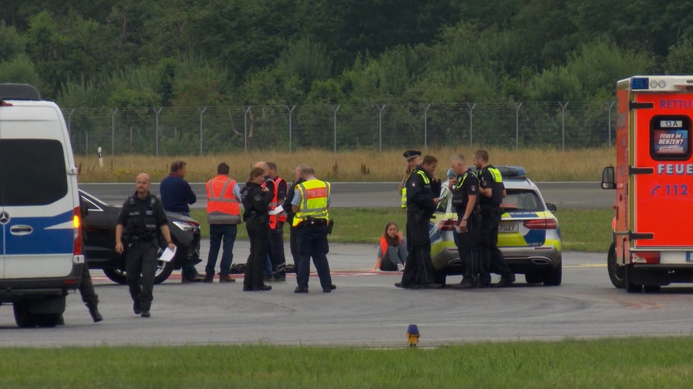 Polizei bei Klimaklebern am Hamburger Flughafen | Bild: Bayerischer Rundfunk 2023