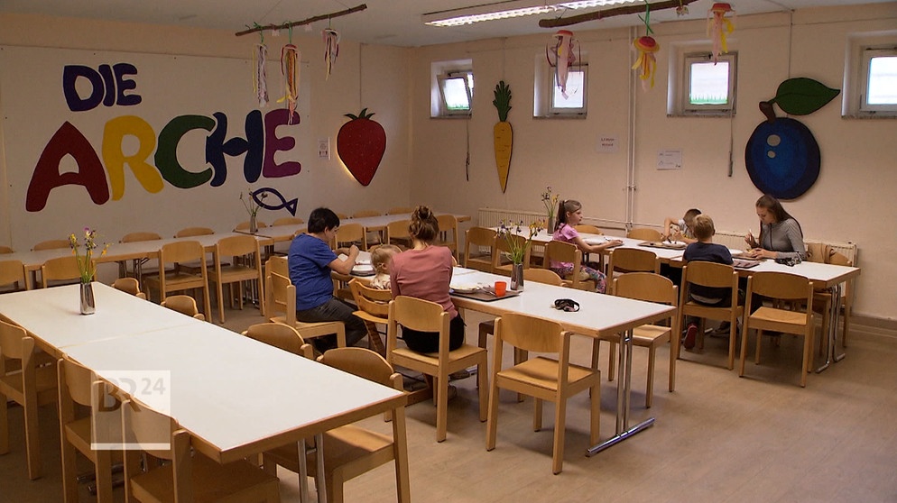 Kinder an Tischen in einer Arche | Bild: Bayerischer Rundfunk 2023