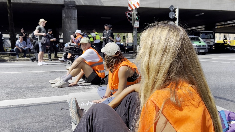 Klimaaktivisten festgeklebt auf einer Münchner Straße | Bild: Bayerischer Rundfunk 2023