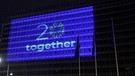 Gebäude wird beleuchtet mit der SChrift 20 together | Bild: Bayerischer Rundfunk 2024