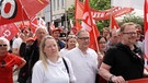 Gewerkschaftler mit Fahnen bei einer Maikundgebung | Bild: Bayerischer Rundfunk 2024