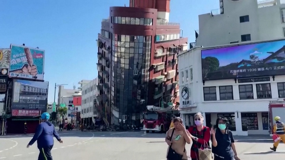 Halb umgekipptes Gebäude nach Erdbeben in Taiwan | Bild: Bayerischer Rundfunk 2024