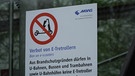 Schild welches über das Mitnahmeverbot con E-Rollern bei der MVG informiert | Bild: Bayerischer Rundfunk 2024