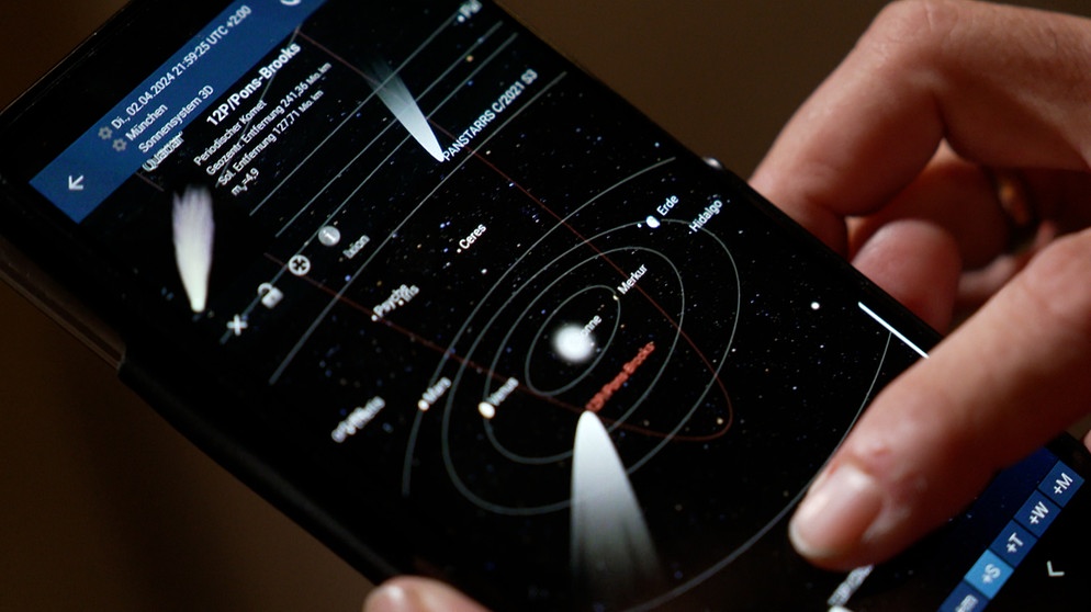 Karte des Sonnensystems auf einem Mobiltelefon mit dem Komet Pons Brooks | Bild: Bayerischer Rundfunk 2024