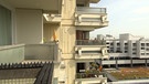 Blick auf Balkone und Wohnungen | Bild: Bayerischer Rundfunk 2024