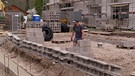 Man auf einer Baustelle | Bild: Bayerischer Rundfunk 2024
